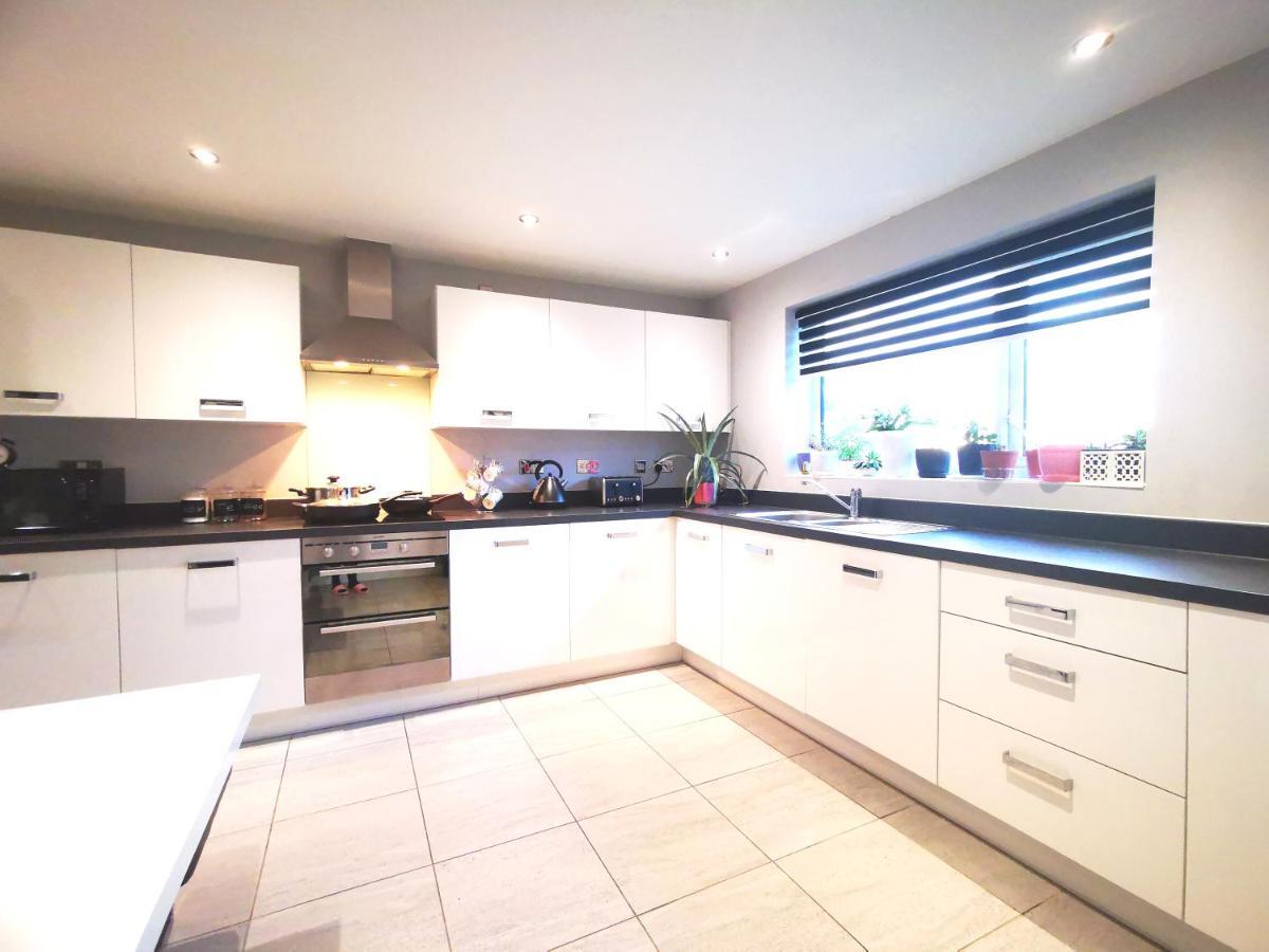 The Lawnswood - Central Manchester Holiday Home With Free Parking Extérieur photo