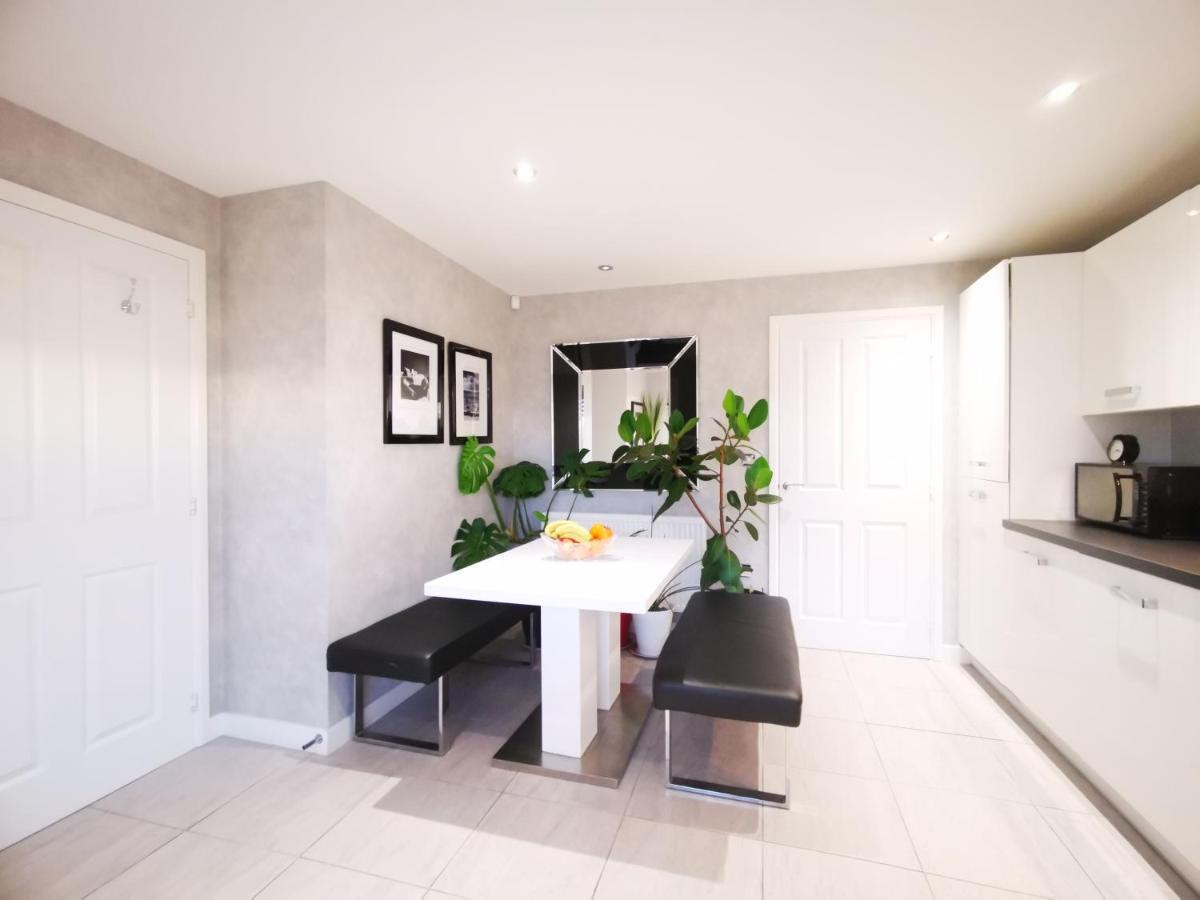 The Lawnswood - Central Manchester Holiday Home With Free Parking Extérieur photo