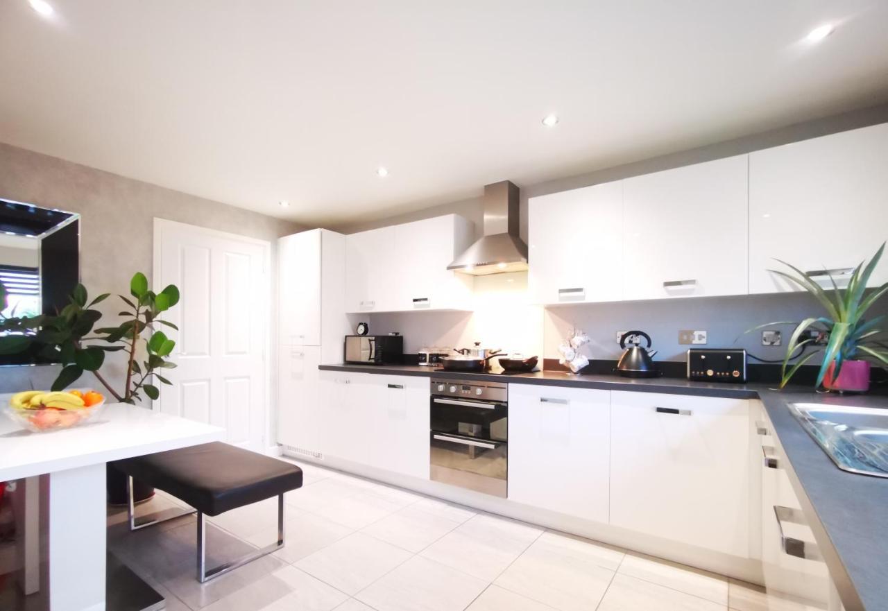 The Lawnswood - Central Manchester Holiday Home With Free Parking Extérieur photo